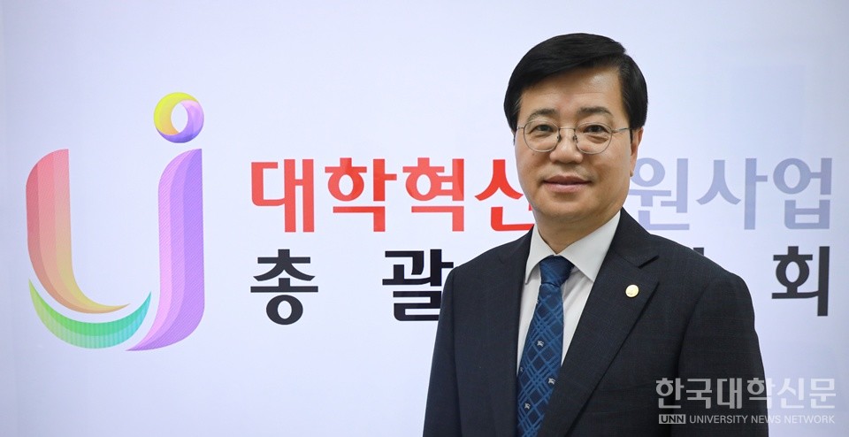 이주열 대학혁신지원사업 총괄협의회장은 “대학혁신지원사업은 기존의 정부 재정지원사업과 달리 대학의 자율혁신을 유도했다는 점에서 큰 의미가 있다”며 “대학혁신지원사업이 지속적으로 발전하기 위해서는 1,2주기 모든 대학의 사업성과를 분석해 유형화시키고, 이를 근거로 전체 대학 차원에서 대학혁신지원사업의 중장기 로드맵을 만들어야 한다”고 강조했다. (사진=남서울대)