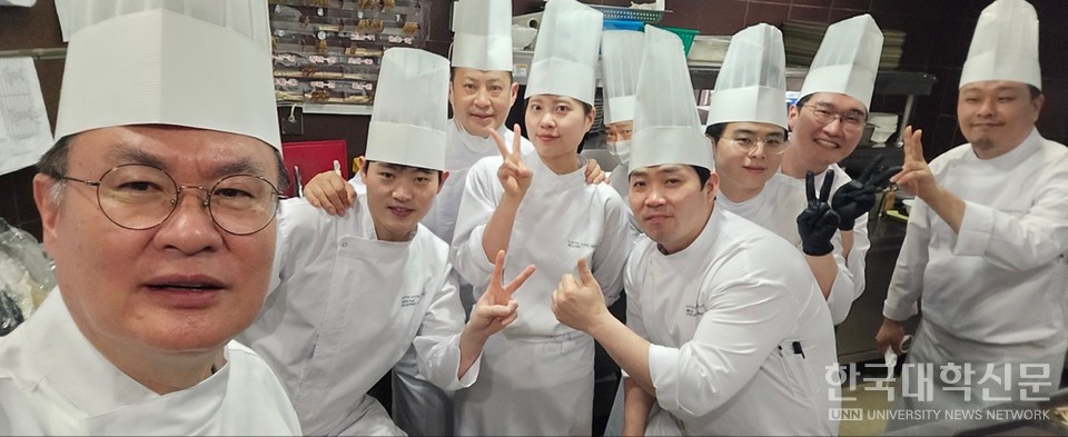 신안산대학교 안지혜(24) 씨(왼쪽에서 네 번째)는 전문학사 졸업 후 지난 2023년 롯데호텔에 입사해 실무 경험을 쌓으며 2024학년도 전공심화과정 호텔조리학과에 입학해 학업을 병행했다. (사진=한국전문대학교육협의회)