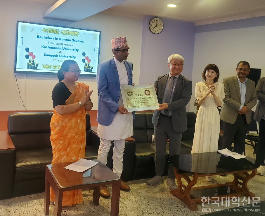 왕덕양 송곡대 총장(왼쪽 세번째)이 카트만두대 관계자들과 한국어학과 개설을 축하하고 있다.