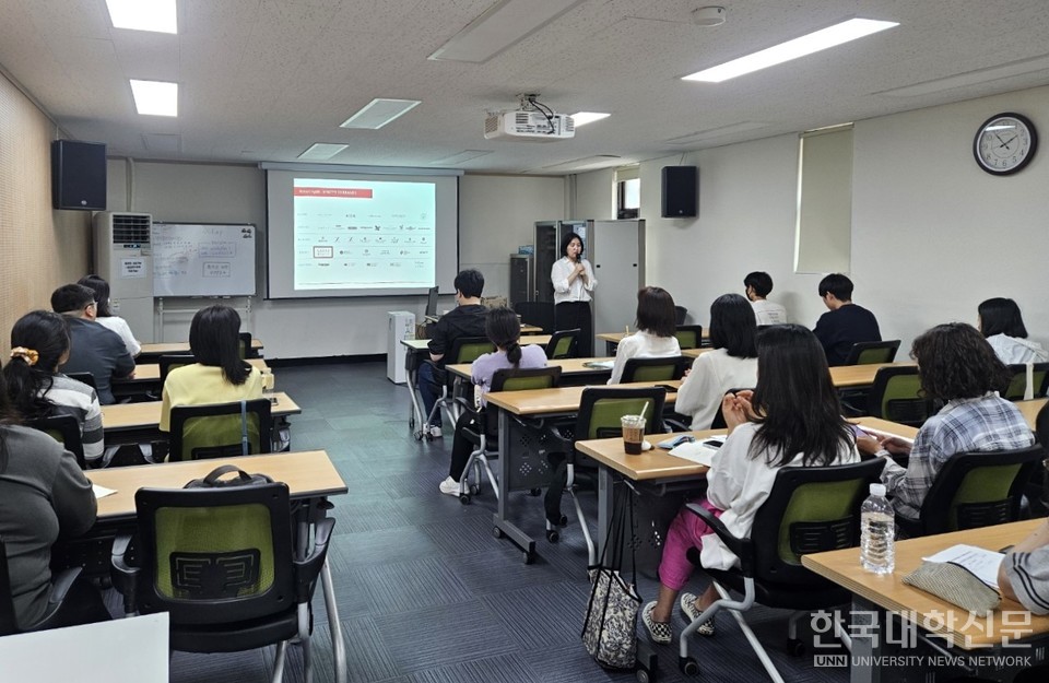 인천고용복지플러스센터 별관에서 진행된 취업특강 프로그램에서 산업체 인사 담당자가 지역 청년을 대상으로 취업 특강을 진행하고 있다. (사진=재능대학교)