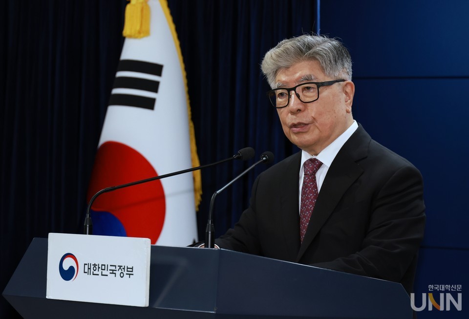 지난해 8월 정부서울청사에서 김중수 글로컬대학위원회 위원장이 ‘2024년 글로컬대학 본지정 평가 결과’를 발표하고 있다. (사진=교육부)