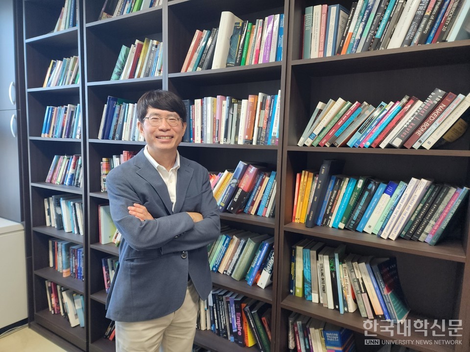 김종영 교수는 지난 9일 경희대학교 교수 연구실에서 진행한 인터뷰에서 "이재명 대통령이 '서울대 10개 만들기'에 대한 본질을 꿰뚫고 있다"며 "향후 교육대통령으로 자리매김할 수도 있다"고 내다봤다. (사진=백두산 기자)