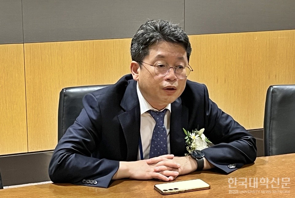 고길곤 한국교육정보화재단(KREN) 이사장이 11일 오전 본지와의 인터뷰를 진행 중인 가운데, 그는 이른바 '연결된 공동체로서의 대학' 방안을 적극 추진하겠다고 밝혔다. (사진=김영식 기자)