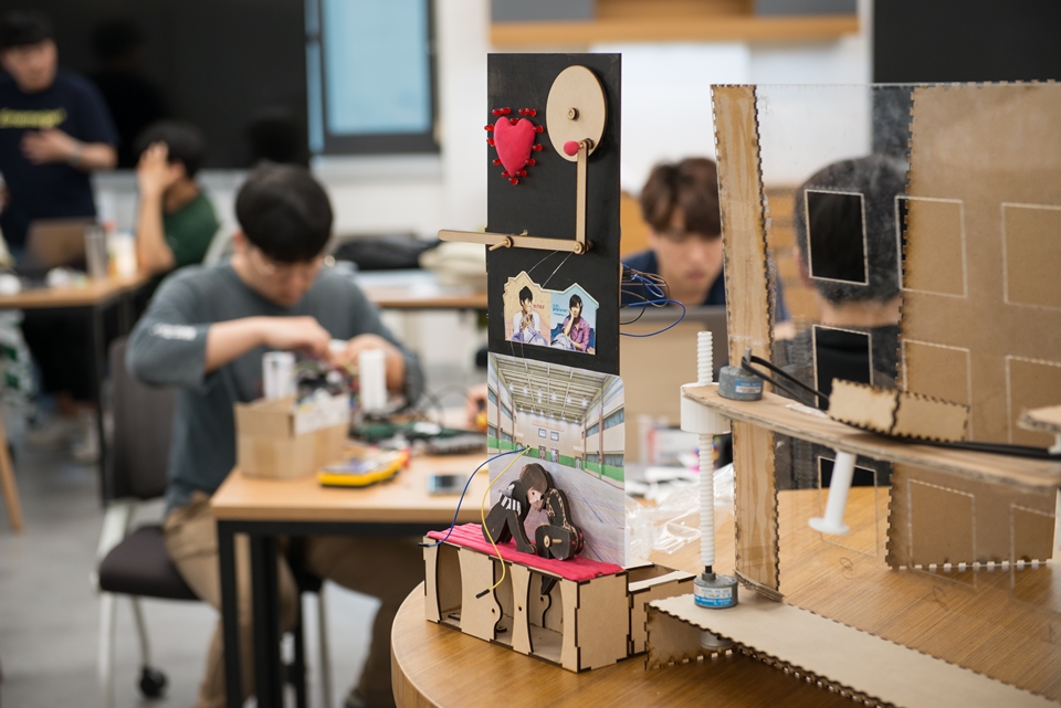 공학계열 학생들이 실습하고 있는 모습. (사진=한양사이버대)