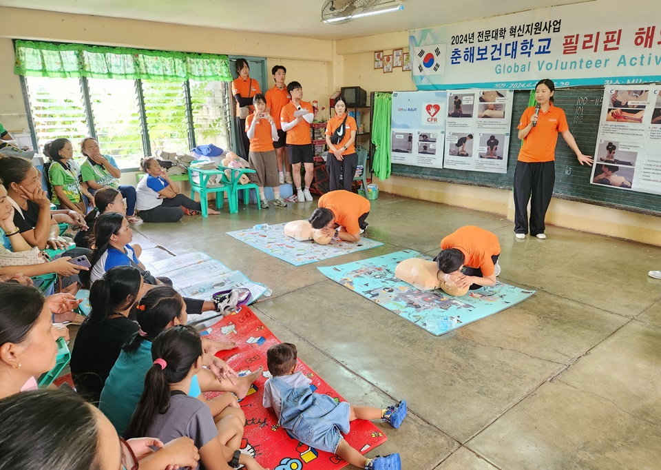 춘해보건대 학생들이 필리핀 바랑가이 발라박 및 플로델리즈 지역주민 대상 해외봉사활동을 실시하고 있다. (사진=춘해보건대)