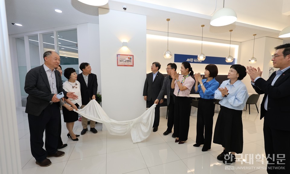 재능대 뇌건강센터 개소 첫날인 9일, 이남식 총장을 비롯한 참석자들이 현판식을 진행하고 있다. (사진=재능대학교)