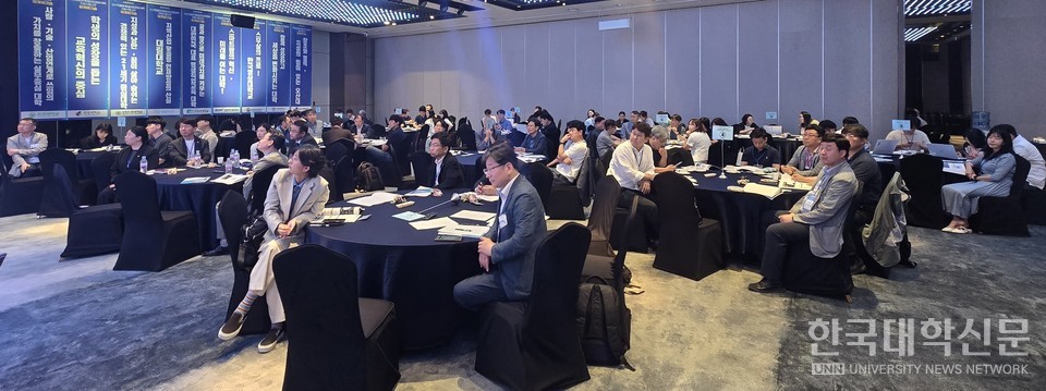 ‘2025년 신산업분야 특화 선도전문대학 지원사업 2.0 사업단 하계 워크숍’ 참석자들이 정주영 한국폴리텍대학 기획국장의 ‘신산업 분야 기술인력 양성의 주요과제: 폴리텍대학–전문대학 협력을 중심으로’를 주제로 한 발표를 듣고 있다. (사진=임연서 기자)