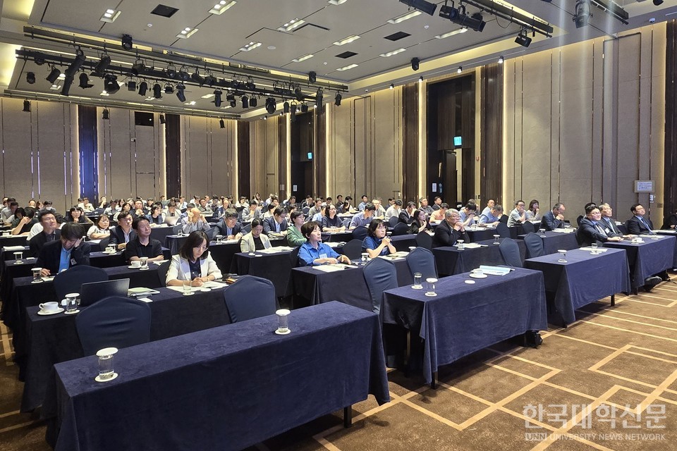 ‘2025년도 한국전문대학기획실처장협의회 하계연찬회’에 참석한 전국 129개교 전문대학 기획실(처)장 등이 박동열 한국직업능력연구원 기획조정본부장의 발표를 듣고 있다. (사진=임연서 기자)