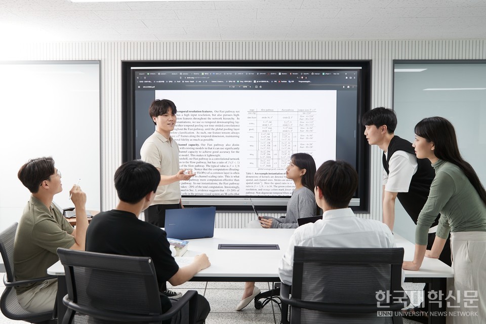 대학생과 청년층의 현실을 정확히 반영한 지원 정책 마련과 장학금 체계 정비와 진로 맞춤형 지원 프로그램 확대의 필요성을 제시하며, 기초건강 및 정신건강을 위한 맞춤형 건강관리 지원체계 등 청년층을 위한 실질적이고 체계적인 지원 강화 방안이 마련돼야 한다고 목소리가 높아지고 있다. (사진=한국대학신문DB)