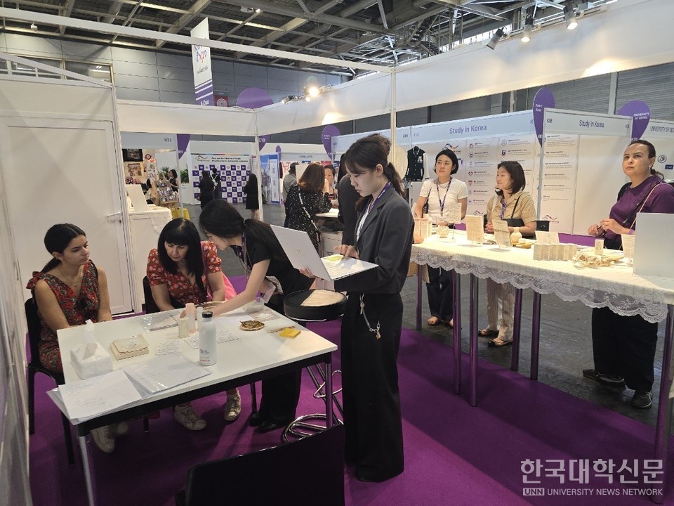 파리 코리아 엑스포 2025(2025 Korea Expo in Paris)에 참가한 인하대 GTEP 사업단 소속 김예림, 임채선 학생이 수출 상담 지원·홍보 등을 펼치고 있다.