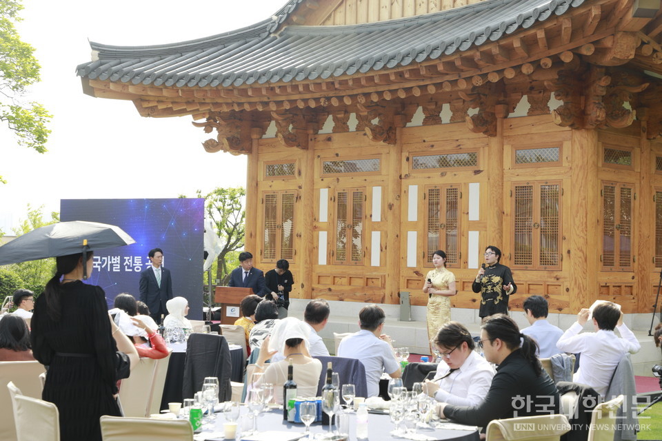 중국 사사이, 유양 학생이 19일 가천재 앞에서 춘추시대 고대 가요 ‘월인가’를 선보이고 있다.