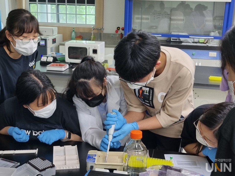 대학 특성을 살려 고교학점제 정착에 기여하는 대학들이 있어 눈길을 끈다. 사진은 순천향대에서 아산 지역 고등학생들과 대학연계 공동교육과정을 운영하는 모습. (사진=순천향대 제공)