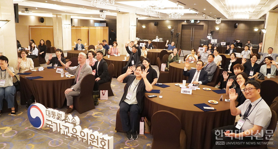 25일 로얄호텔서울에서 진행된 ‘제1기 국민참여위원회 성과공유회’에 참석한 위원들이 활짝 웃으며 기념사진을 촬영하고 있다. (사진=한명섭 기자)