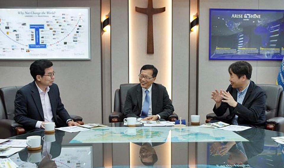 최도성 한동대 총장(가운데)이 김광열 영덕군수(좌), 김재효 산학협력단장(우)과 라이즈 등 지역혁신 협력방안에 대해 논의하고 있다. (사진=한동대)