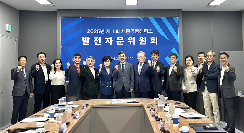 왼쪽부터 ▲상병헌 의원(세종특별자치시의회) ▲박성수 이사장(중소기업상공인희망트리) ▲서은숙(전. 목원대학교) ▲박주호 교수(한양대학교) ▲김병주 교수(영남대학교) ▲서유미 총장(초당대학교) ▲한석수 이사장(세종공동캠퍼스운영법인) ▲이창원 총장(한성대학교) ▲이은우 상임감사(한국과학기술원) ▲최용섭 주필 겸 편집인(한국대학신문) ▲주휘정 선임연구위원(한국직업능력연구원) ▲송복섭 교수(국립한밭대학교) ▲이긍원 교수(고려대학교) ▲신종우 학장(신한대학교)