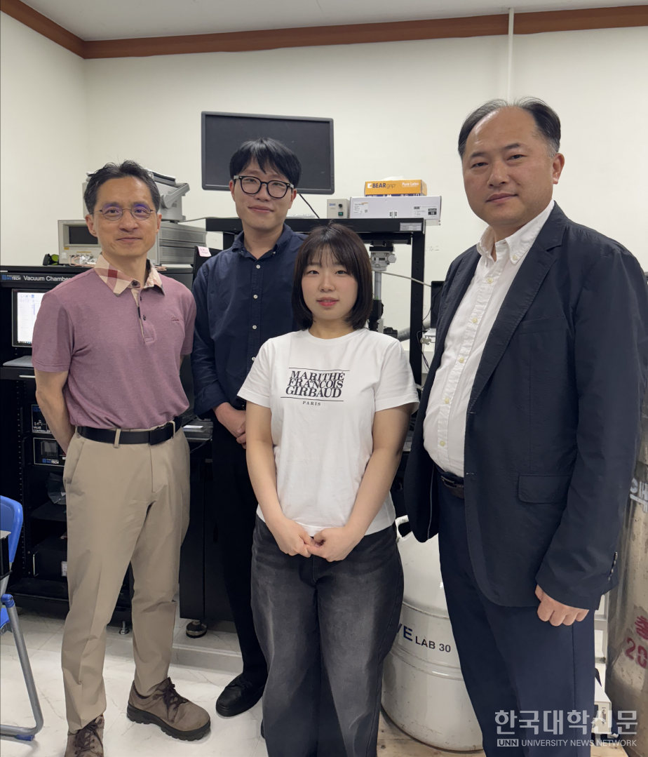 왼쪽부터 이화여대 김동욱 교수(교신저자), 한양대 방승호 박사(제1저자), 한양대 이채원 박사과정생(공동 제1저자), 한양대 정문석 교수(교신저자)