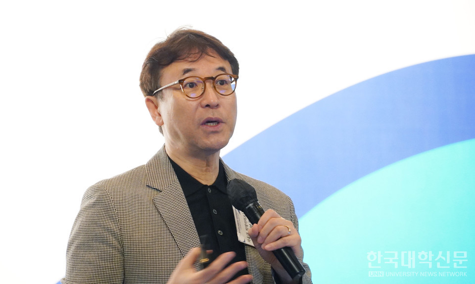 조성준 서울대 빅데이터 AI 센터장이 ‘2025년 한국대학교육협의회 하계대학총장세미나’에서 발표를 진행하고 있다. (사진=한명섭 기자)