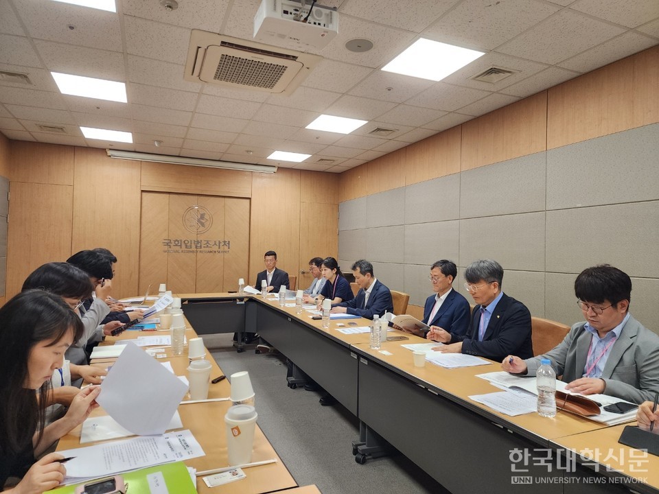 1일 국회에서 입법조사처, 교육부, 한국연구재단 등 관계기관이 참석한 가운데 한국연구재단이 운영하는 논문투고심사시스템(JAMS)에서 발생한 대규모 개인정보 유출 사건과 재발 방지 대책을 논의하는 간담회가 열렸다. (사진=백두산 기자)