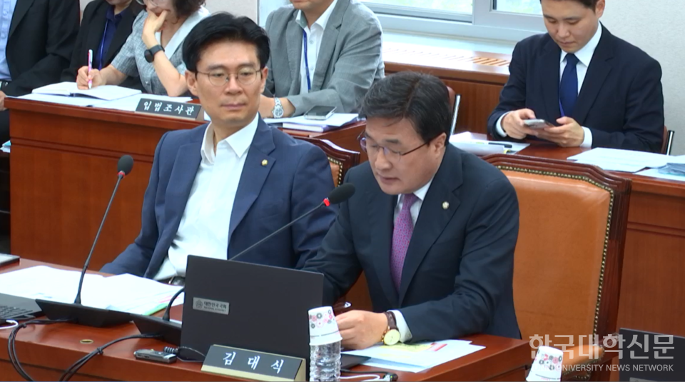 김대식 의원이 2일 진행된 국회 교육위원회 전체회의에서 '사립대 구조개선법' 관련 의견을 전하고 있다. (사진=국회의사중계시스템 캡처)