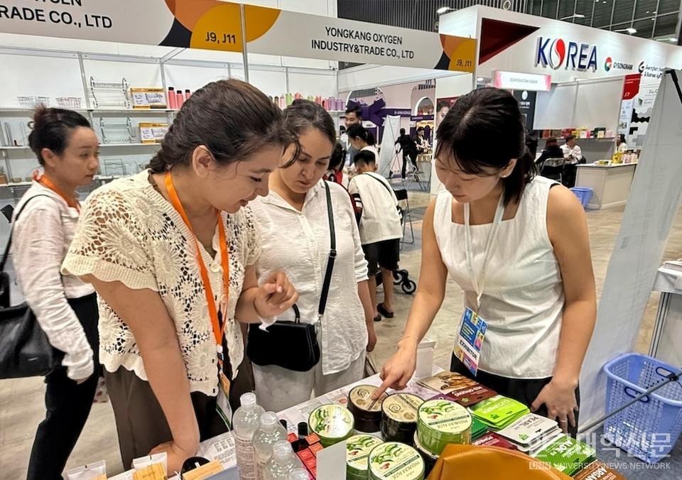 [사진. 바이어들과 상담을 진행하고 있는 GTEP사업단 김도원(GBT학부) 학생(오른쪽 첫 번째)]