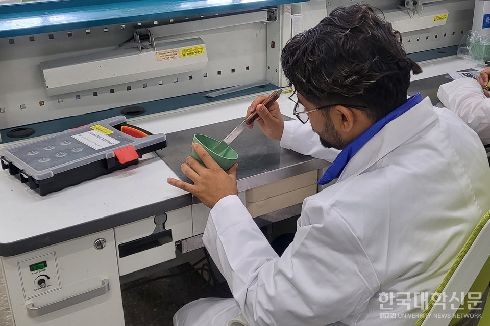 원광보건대 치기공과 실습실에서 네팔 학생이 실습에 집중하고 있다. (사진=주지영 기자)