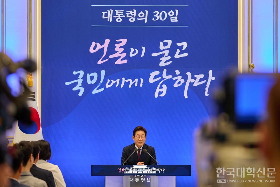 이재명 대통령이 3일 청와대 영빈관에서 '대통령의 30일, 언론이 묻고 국민에게 답하다' 기자회견을 하고 있다.