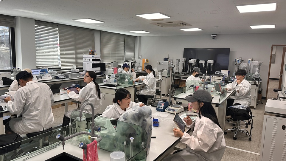 충북대 RISE사업단이 운영하는 ‘충북 PRIDE 공유대학’에서 학생들이 실습 교육을 수강하고 있다. (사진=충북대) 