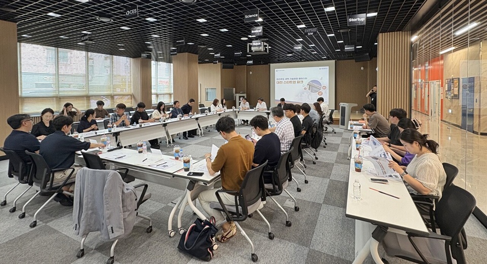 대전창조경제혁신센터가 지난 4일 ‘대전지역 청년‧학생 창업 생태계의 활성화와 확장을 위한 간담회’를 진행한 가운데, 지역대학 관계자 등이 회의를 진행하고 있다. (사진=대전혁신센터)