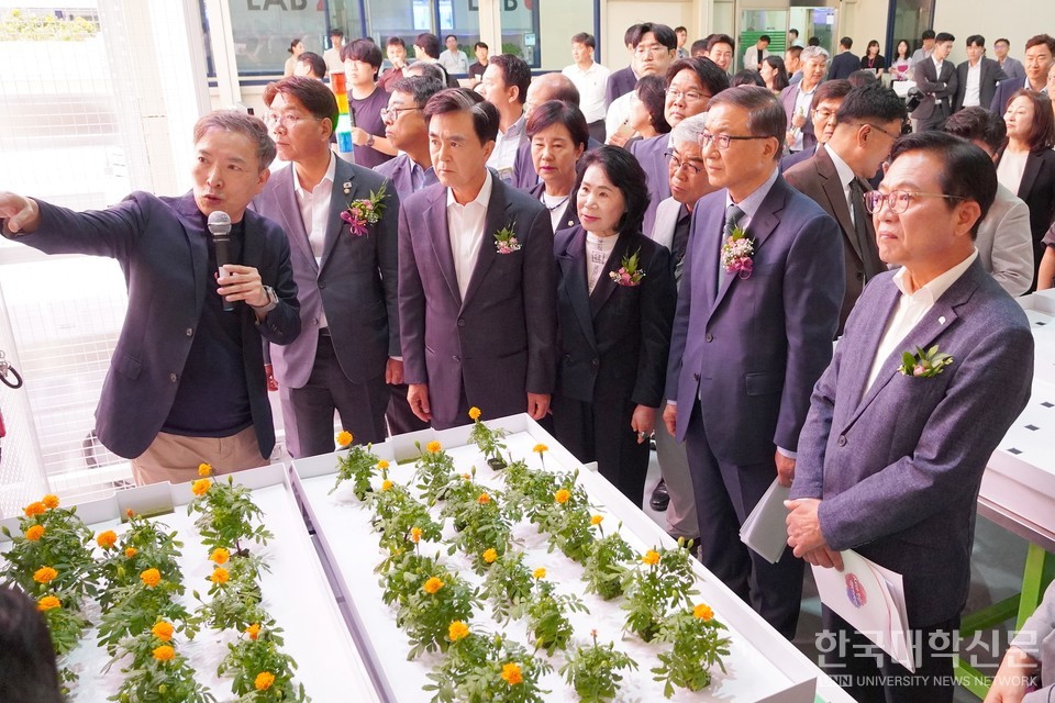 8일 충남 천안에 있는 연암대에서 ‘그린테크 이노베이션 센터 개관식’이 개최됐다. 이날 개관식에 참석한 김태흠 충남도지사와 육근열 연암대 총장 등 주요 관계자들이 센터에 있는 자동화연구실에서 설명을 듣고 있다. (사진=한명섭 기자)