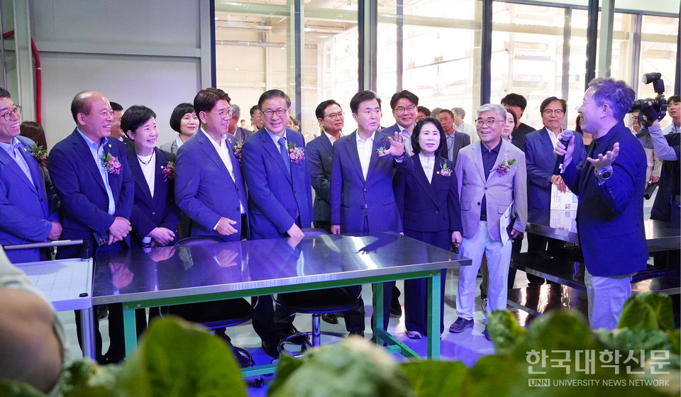 개관식 참석자들이 센터에 있는 재배 연구실에서 자동화 수직 리프트 기술을 직접 보고 있다. (사진= 한명섭 기자)