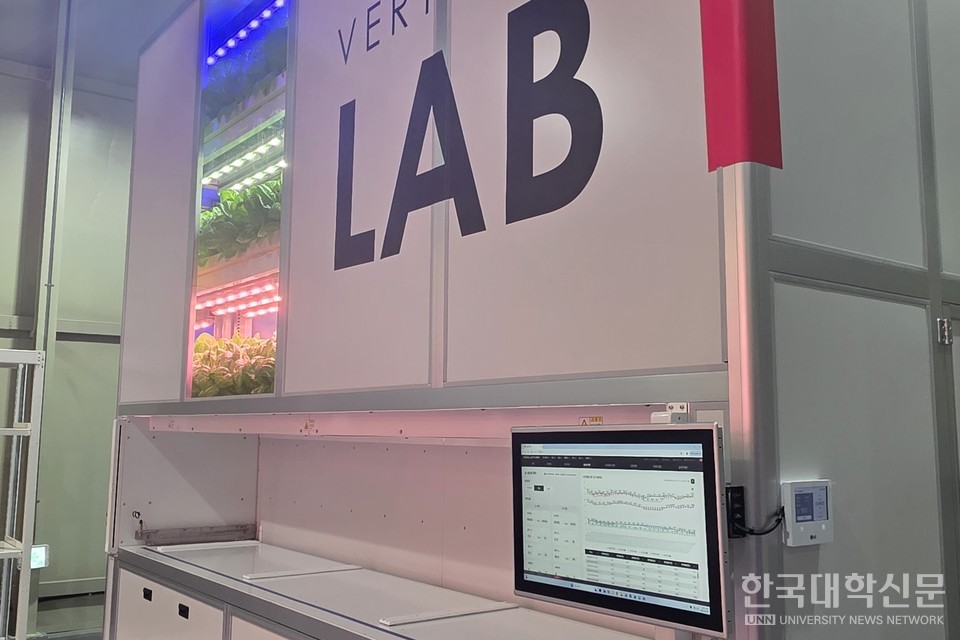  재배 연구실 모습. 하단 모니터에는 재배 환경 데이터가 실시간으로 측정되고 있다. (사진= 주지영 기자)