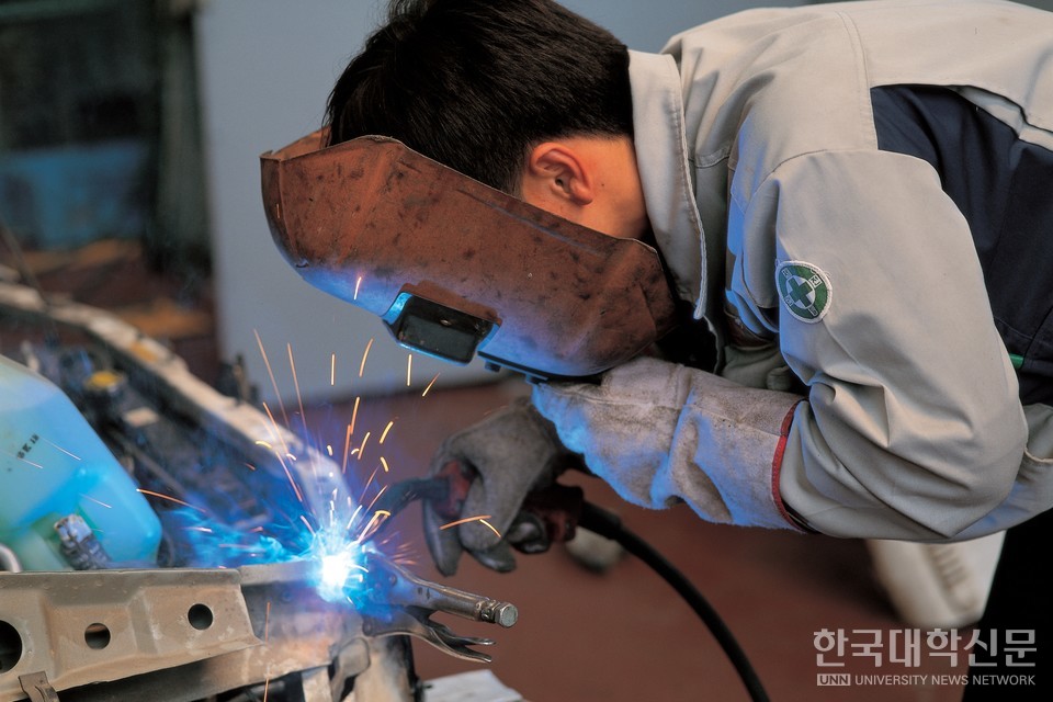 유학생과 결혼이민자, 거주자 등 다양한 체류비자 소지자도 외국인력으로 봐야한다는 주장이 학계를 중심으로 나온다. (사진= 아이클릭 아트)