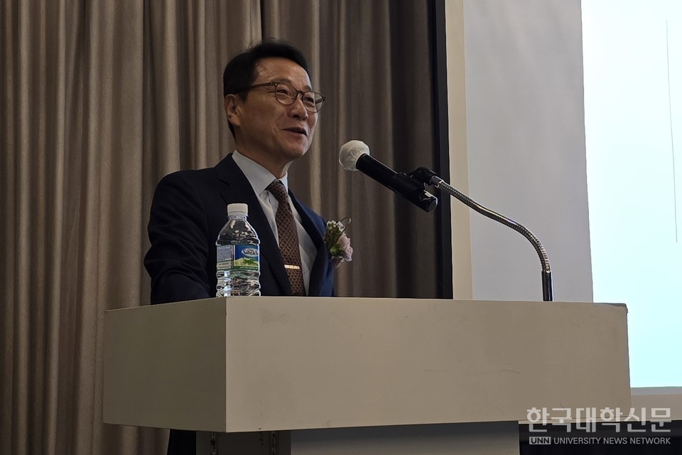 10일 제주특별자치도에서 열린 ‘2025 전문대산학협력처·단장협의회 하계세미나’에서 김헌영 중앙라이즈 위원장이 ‘중앙 라이즈 중점 기조·2025년 계획’을 주제로 한 기조강연을 진행하고 있다. (사진=임연서 기자)