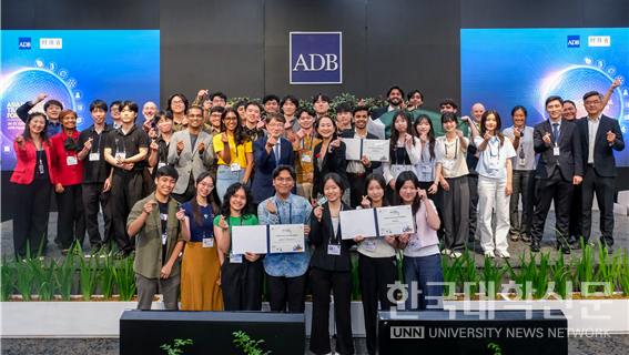 첫번째 줄 오른쪽부터 송은서, 장채영, 이지민 학생.