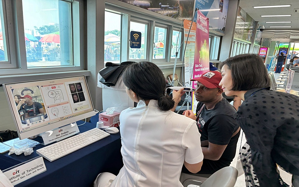 동의과학대 의료피부미용과 학생들이 뷰티&웰니스 체험존에서 외국인 관광객을 대상으로 체험 프로그램을 진행하고 있다. (사진=동의과학대)