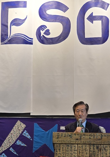 세계ESG포럼 교육 세션의 기조강연에서 김재홍 ESG실천국민연대 상임의장이 “ESG와 DEI(다양성-형평성-포용성)를 무력화시키면 저급한 자유주의와 천민자본주의가 횡행할 것”이라고 경고하고 있다. 