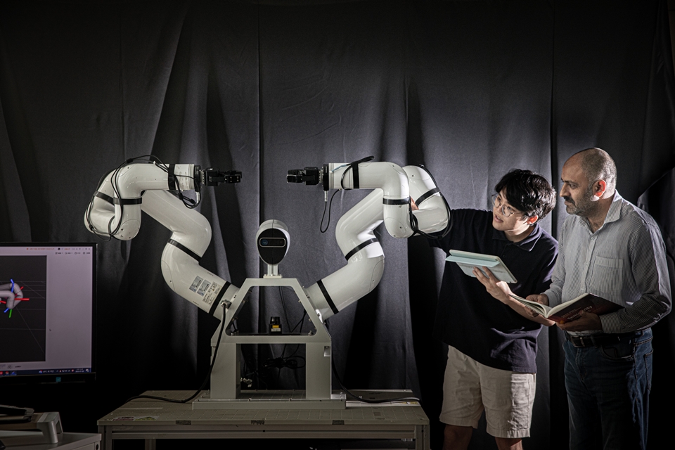 로봇을 연구하고 있는 한양대 ERICA 로봇공학과 연구진들. (사진=한양대 ERICA)