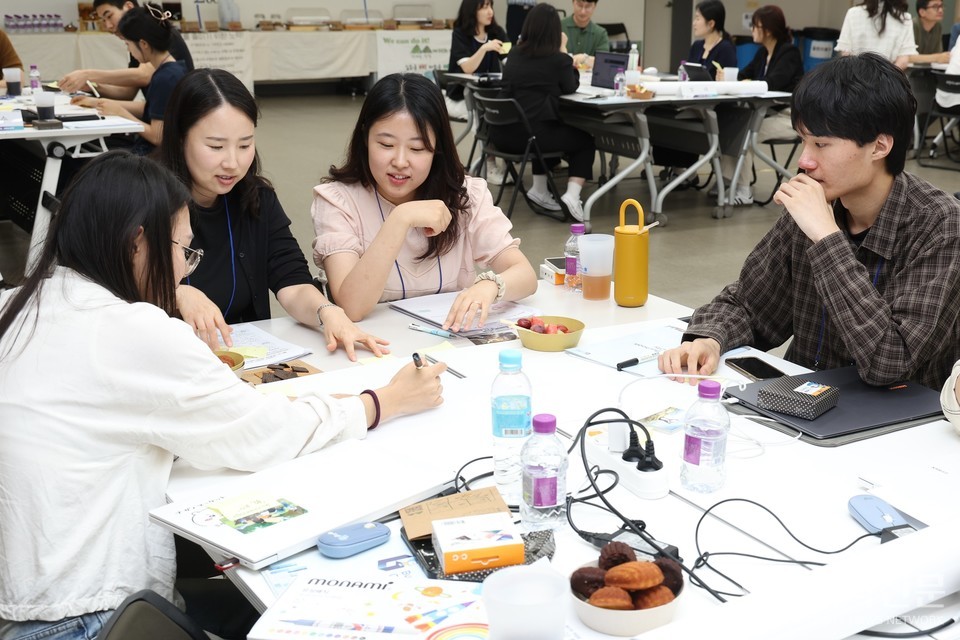 서울신학대 학생들이 팀별 정책 과제를 발굴하고 있다. (사진= 서울신학대 제공)