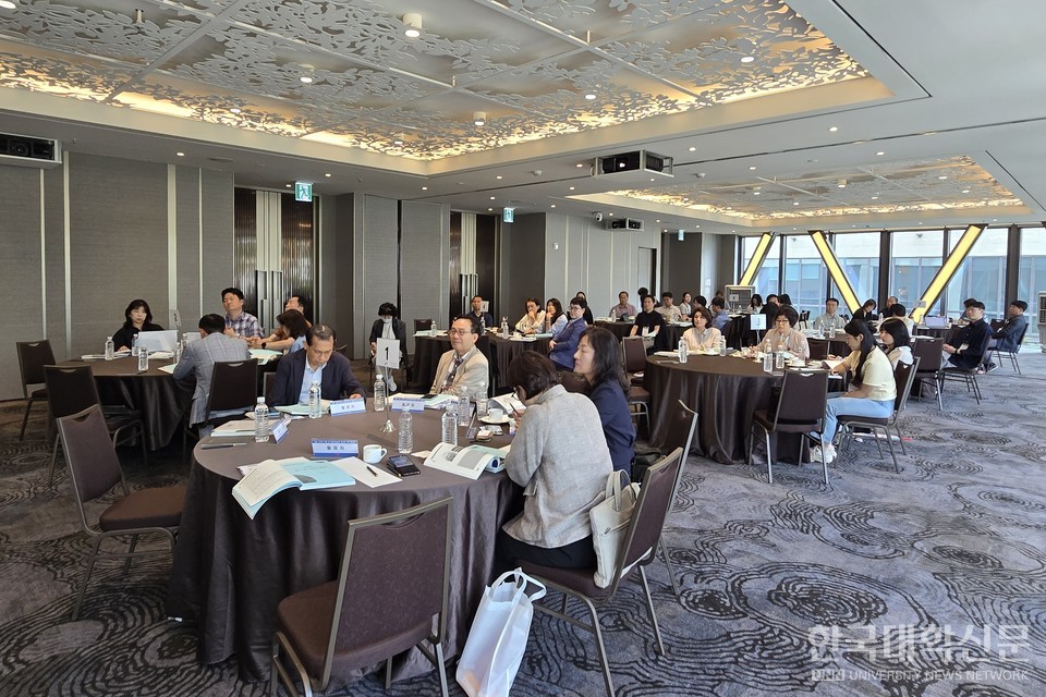 15일 개최된 ‘‘지역혁신 중심 대학지원체계(RISE, 라이즈)’ 기반의 로컬·평생직업교육 활성화 전략 워크숍’에서 참석자들이 최용섭 본지 주필 겸 편집인의 ‘라이즈(RISE) 시대, 전문대학 위기인가 기회인가’를 주제로 한 기조강연을 듣고 있다. (사진=임연서 기자)