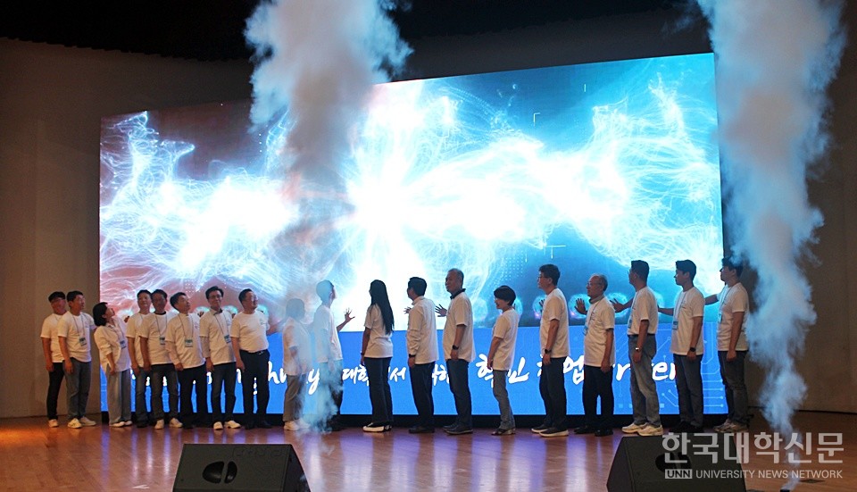 15일 오전 충남대에서 열린 '제2회 대한민국 학생창업주간' 개회식에서 내빈들의 LED 퍼포먼스가 이어지고 있다. (사진=김영식 기자)