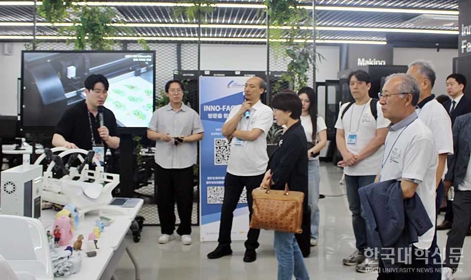 '제2회 대한민국 학생창업주간' 개회식 이후 이뤄진 팸투어에서 관계자들이 가이드 설명을 듣고 있다. (사진=김영식 기자)