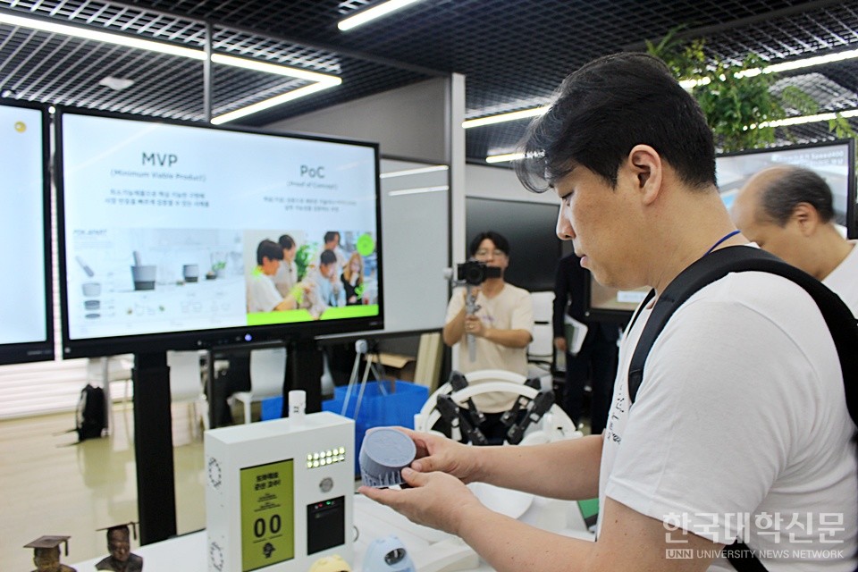 '제2회 대한민국 학생창업주간'에서 홍준 한국대학신문 대표가 팸투어 현장을 찾아 시연하고 있다. (사진=김영식 기자)