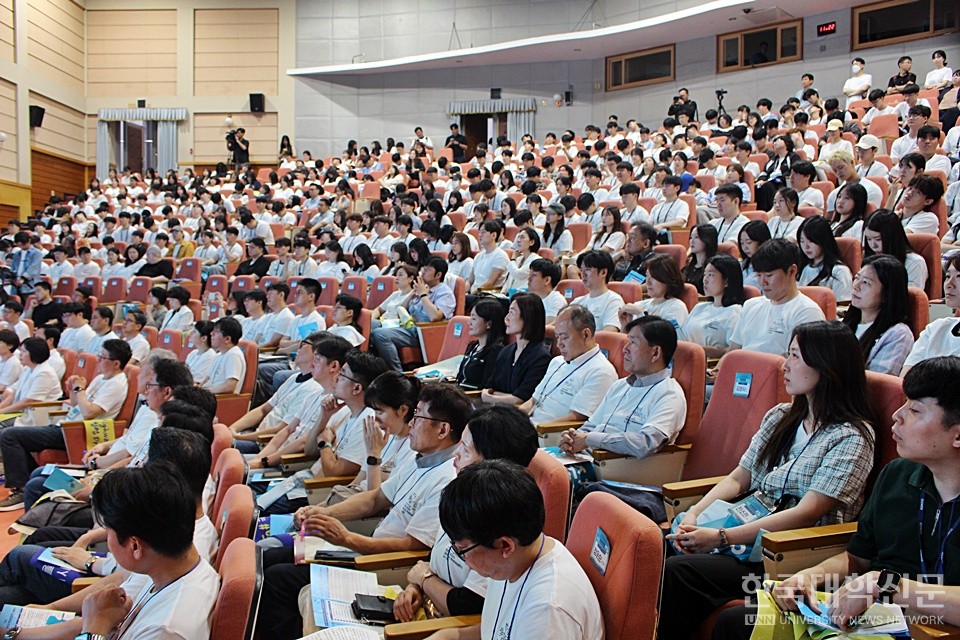 15일 오전 충남대 백마홀서 열린 '제2회 대한민국 학생창업주간' 개회식에서 참석자들이 경청하고 있다. (사진=김영식 기자)