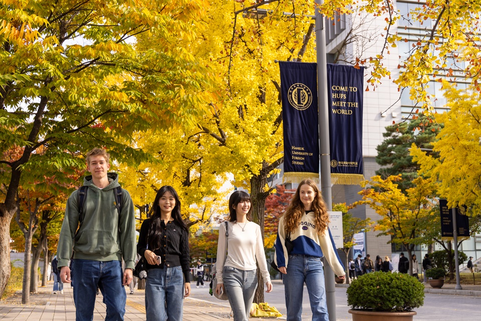캠퍼스에서 걷고 있는 한국외대 학생들 모습. (사진 = 한국외대)