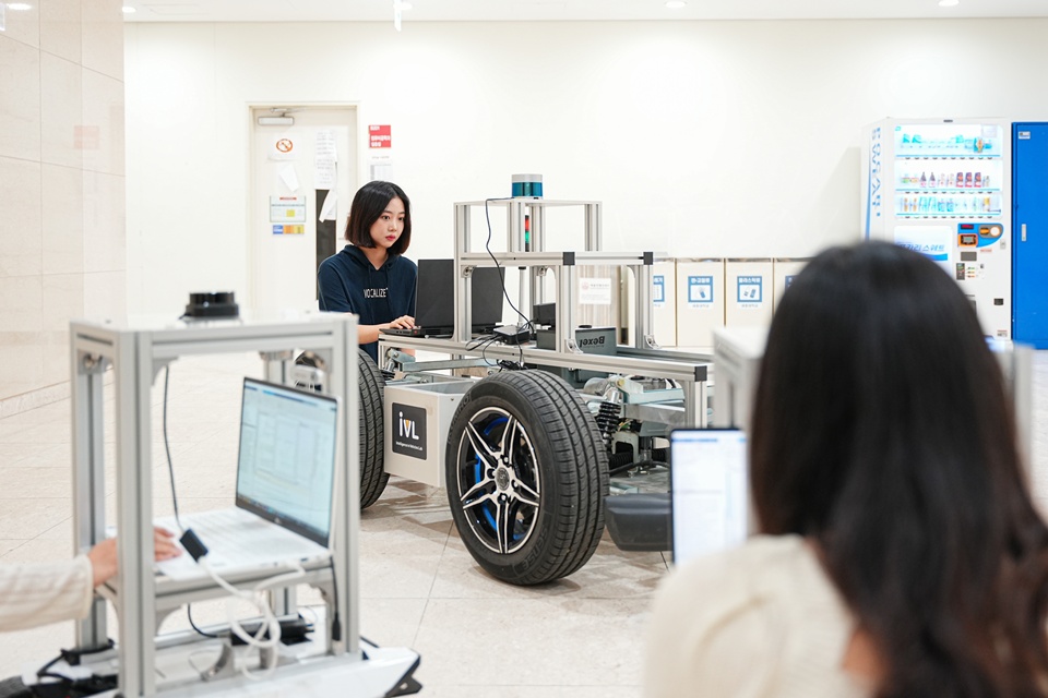 세종대학교 소프트웨어융합대학의 자율주행 플랫폼 실습 장면 (사진=세종대)