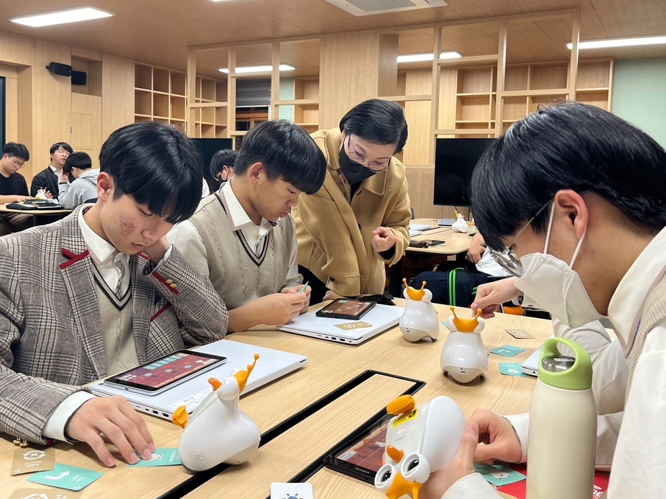 청주의 한 고등학교에서 학생이 흉기를 휘둘러 교장과 행정실 직원 등 6명이 부상을 입은 가운데, 교원 단체들이 교원 중심으로 설계된 학교폭력 대책을 ‘전체 구성원’으로 확대할 것을 촉구하고 나섰다. 사진은 고등학생들이 수업을 듣고 있는 모습으로 기사 내용과 직접 관련 없음. (사진=한국대학신문DB)