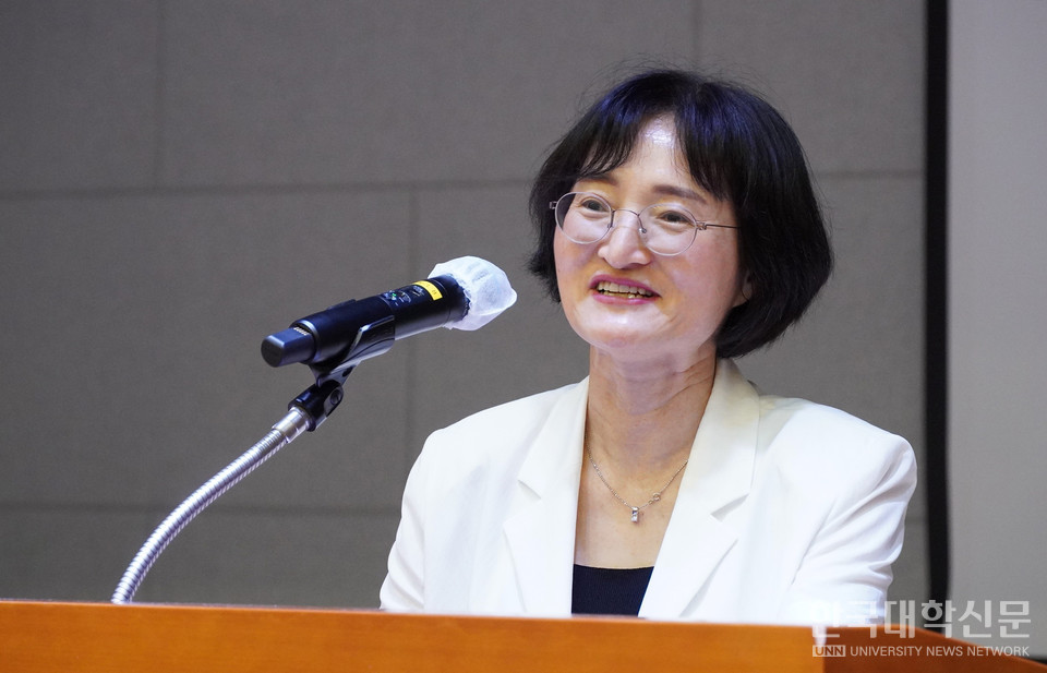 ֺ  å 縦 ϰ ִ. (=Ѹ )