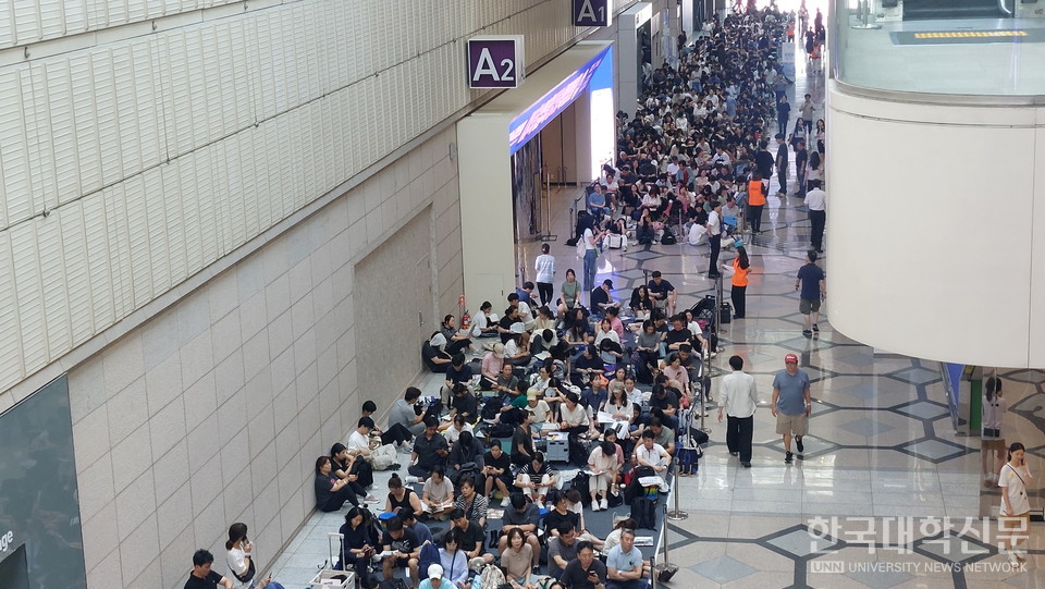 학생 및 학부모들이 2026 수시박람회 행사장 주변에서 대기하고 있는 모습. (사진=임지연 기자)