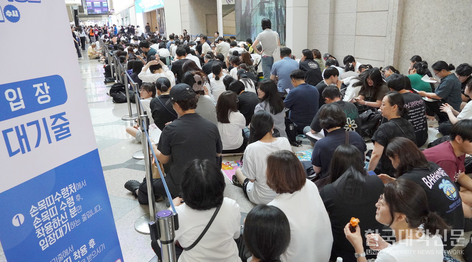 ‘2026학년도 수시 대학입학정보박람회’를 찾은 학부모와 수험생의 모습. (사진=한명섭 기자)