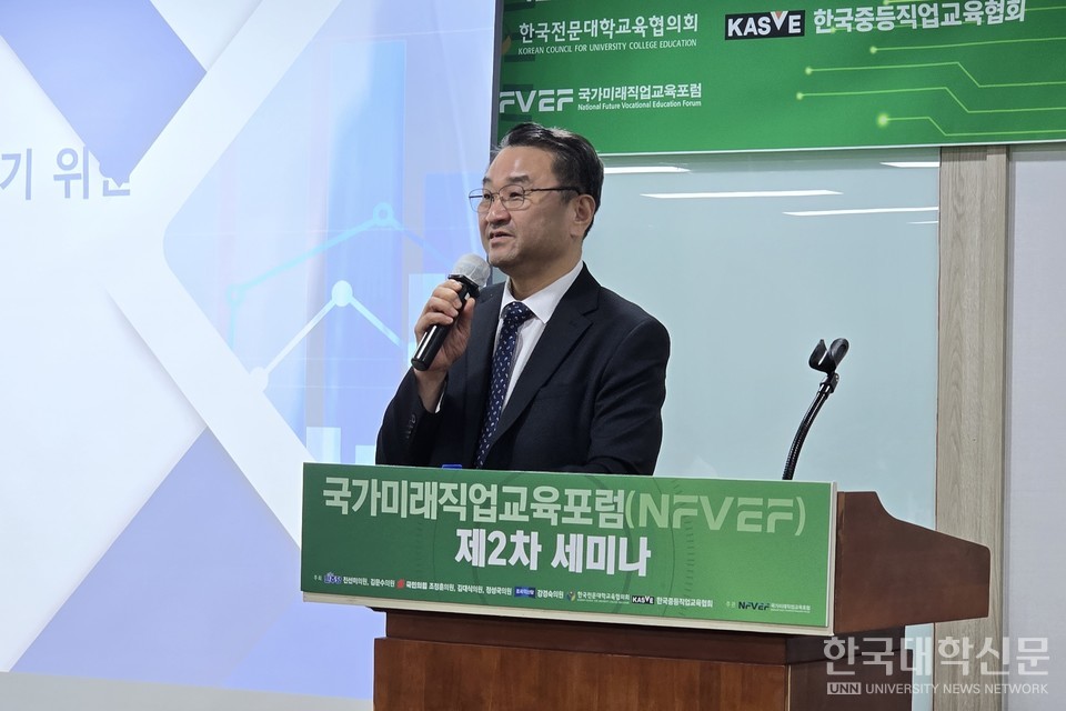 김영도 한국전문대학교육협의회 회장(동의과학대 총장)이 ‘지역소멸 위기를 극복하기 위한 직업교육의 방향’을 주제로 한 기조강연을 진행하고 있다. (사진=임연서 기자)